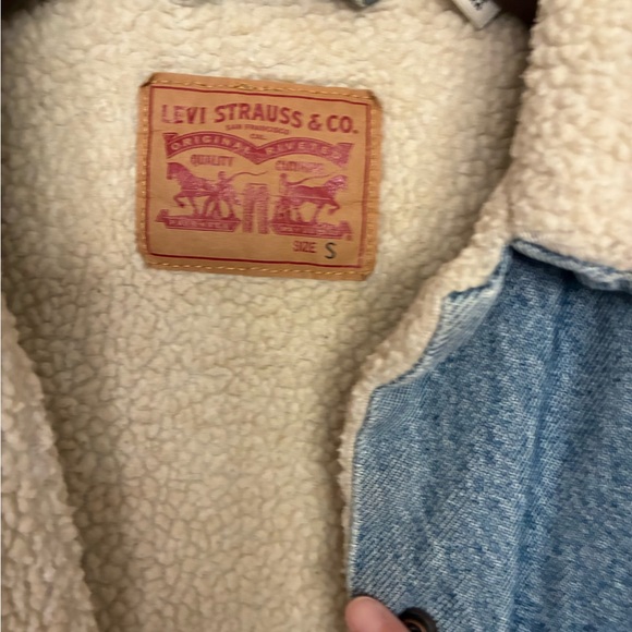 Levi's Light Blue Denim Jacket with Cream Sherpa Lining - Picture 2 of 5